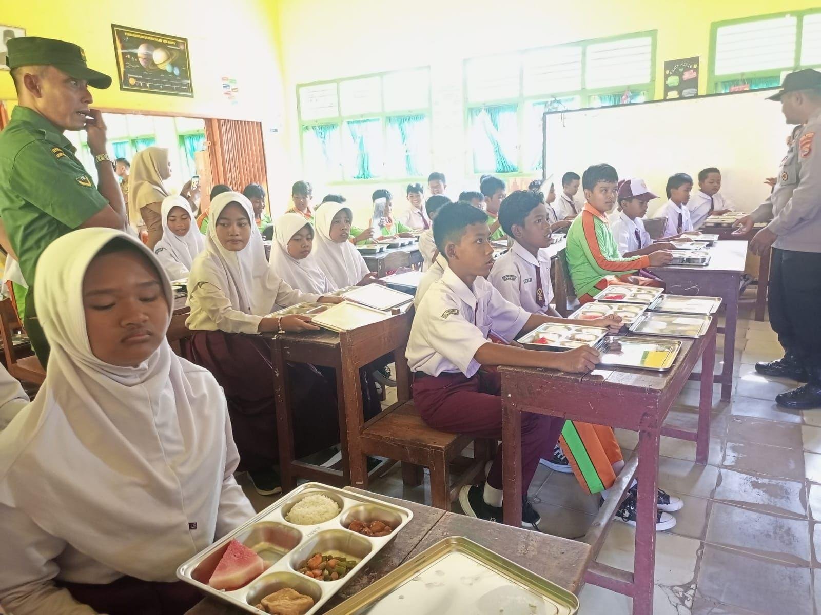 Penyuluh Agama KUA Labuhan Ratu Dukung Launching Program Makan Bergizi Gratis