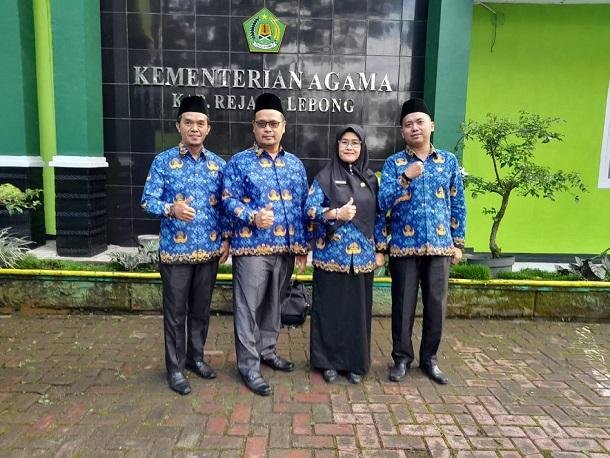 KUA Curup Tengah Tunjukkan Dedikasi dalam Upacara Bulanan Kemenag Rejang Lebong