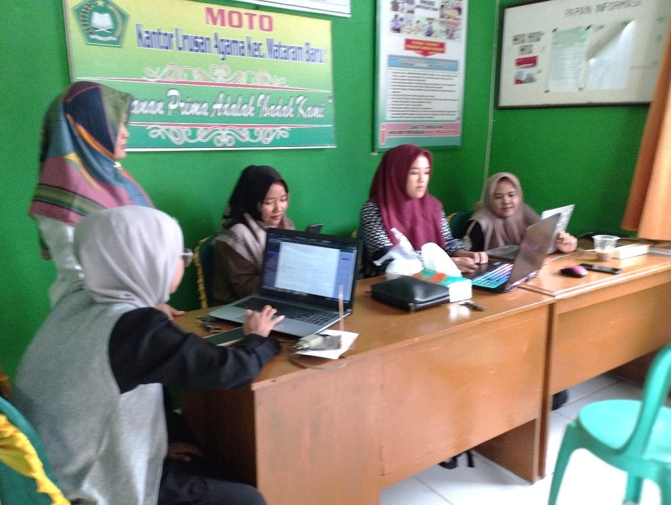 Bimbingan Digital : Hj. Mashudah, Dorong Guru RA di Mataram Baru Kuasai RDM