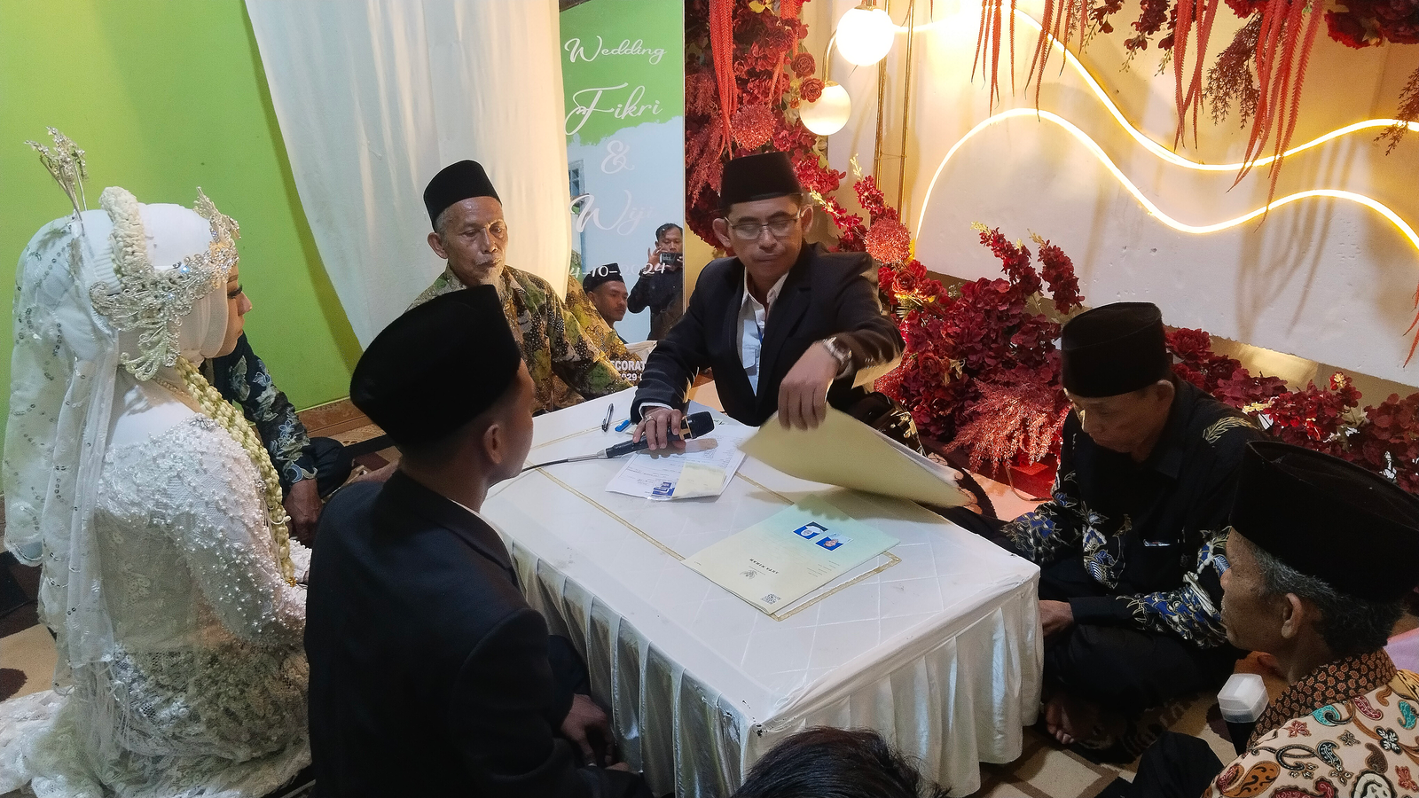 Melaksanakan Pencatatan Nikah di Desa Bumi Mulyo 