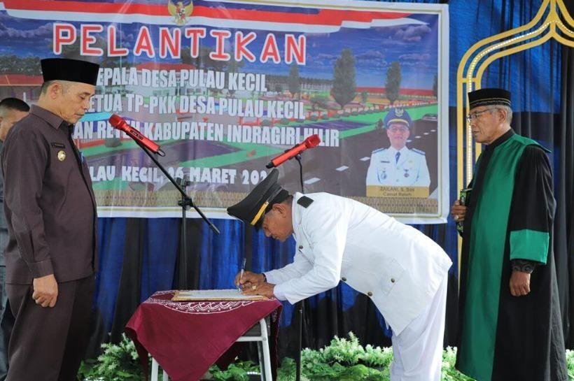 Ka. KUA Reteh Pimpin Doa Sekaligus Rohaniawan Pelantikan Kades Pulau Kecil