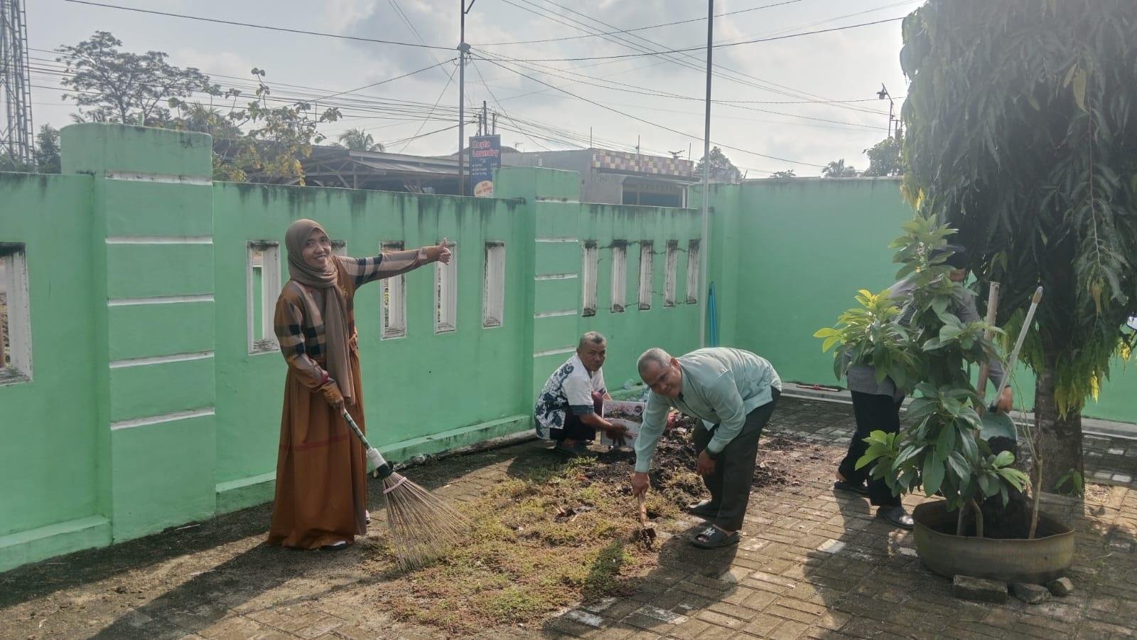 KUA Sekampung Gelar Jum’at Bersih, Teguhkan Semangat Gotong Royong