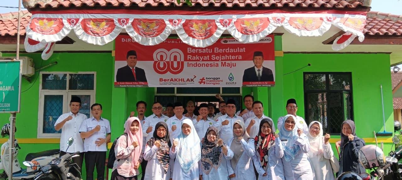 Monitoring dan Evaluasi Triwulan III: Kepala Kemenag Kota Cilegon Tinjau dan Periksa NR di KUA Jombang