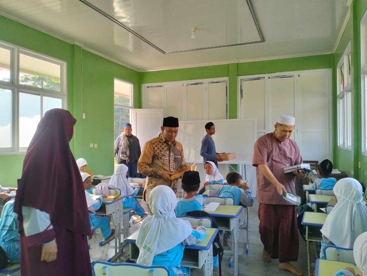 Jum’at Berkah: Kepala KUA Gerogol Bagikan Mushaf Al-Qur’an dan Juz Amma di Yayasan Al-Imtiyaz