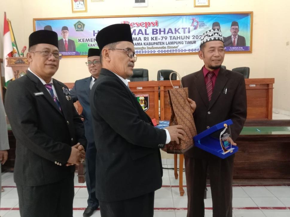 KUA Pekalongan Lampung Timur Raih Penghargaan Penghimpun Dana Wakaf Tunai Calon Pengantin dari BSI