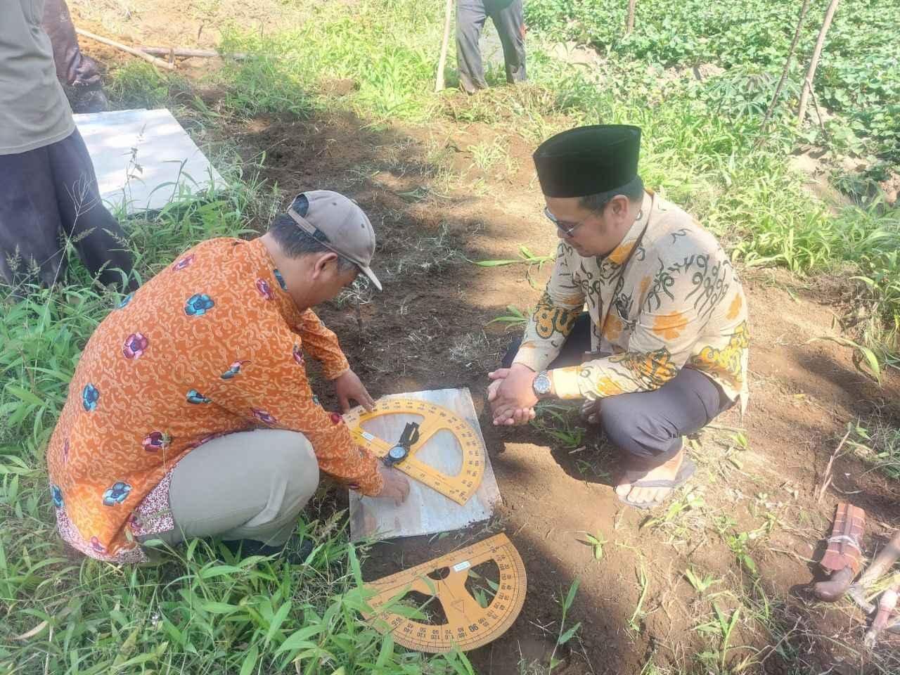 Kepala KUA Curup Selatan dan Curup Tengah Laksanakan Pengukuran Arah Kiblat di Masjid Birul Walidain