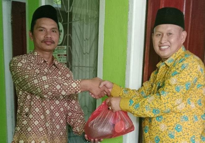 Serahkan 10 Paket Bantuan , KUA Curup Selatan Dukung Perayaan Lebaran Yatim