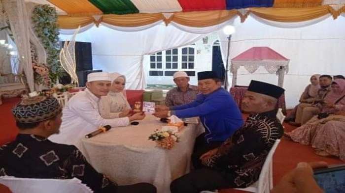 Layanan Prima KUA Sidikalang Serahkan Buku Nikah Sekaligus KTP dan KK Baru