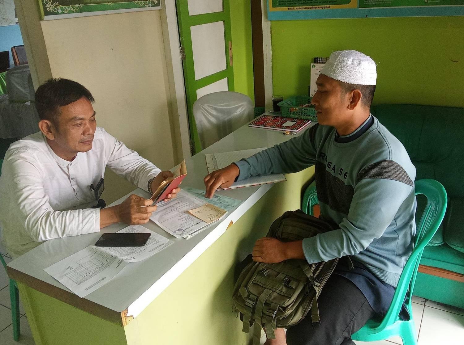 KUA Bermani Ulu Dampingi Calon Jemaah Haji Atasi Kendala Administrasi Pendaftaran